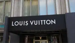 Paris : nouvelle attaque Ã  la voiture bÃ©lier contre une boutique Louis Vuitton