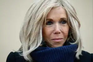 Ã€ Paris, Brigitte Macron face aux auteurs de la rumeur sur sa prÃ©tendue transidentitÃ©