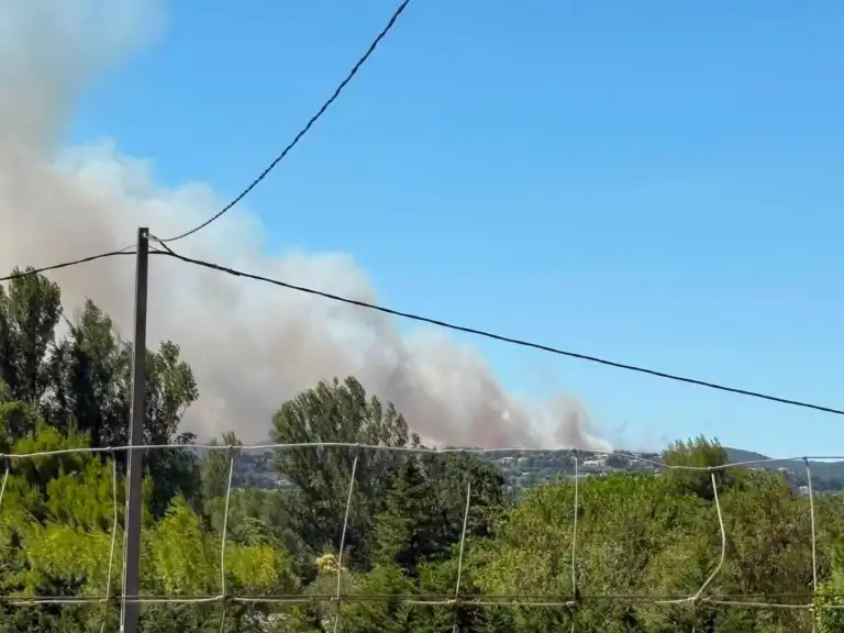 Incendie Ã  Rochefort-du-Gard : des habitations menacÃ©es par le feu