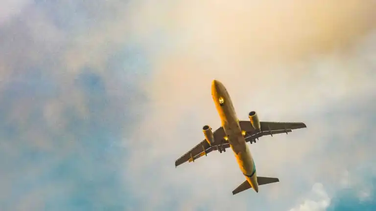 Pourquoi les prix des billets dâ€™avion restent Ã©levÃ©s malgrÃ© la baisse du kÃ©rosÃ¨ne ?